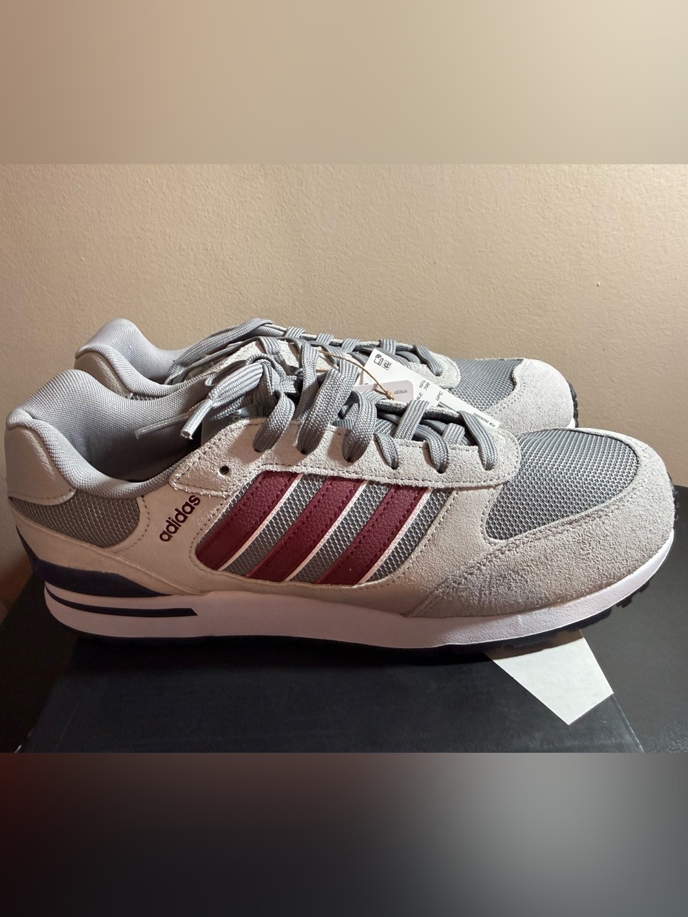 adidas Run 80s Retro Grey Burgundy Sneaker Men 11 / Women 12.5 NIB
